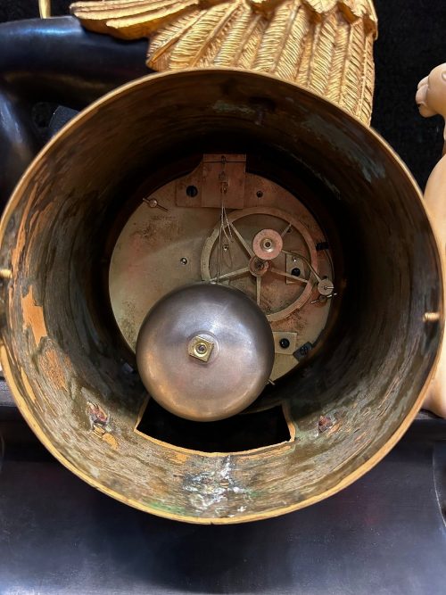 Pendule "L'Afrique" Pendule au Nègre Directoire die Bronzen J.S. DEVERBERIE (Jean-Simon Deverberie, gest. 1824) Paris um 1800 signiert Morel fils Hger