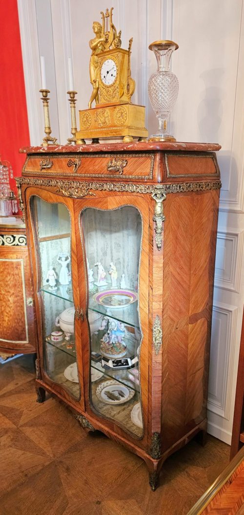 Alternative view of Vitrine Rokoko Louis XV Frankreich um 1760 gestempelt ROUSSEL