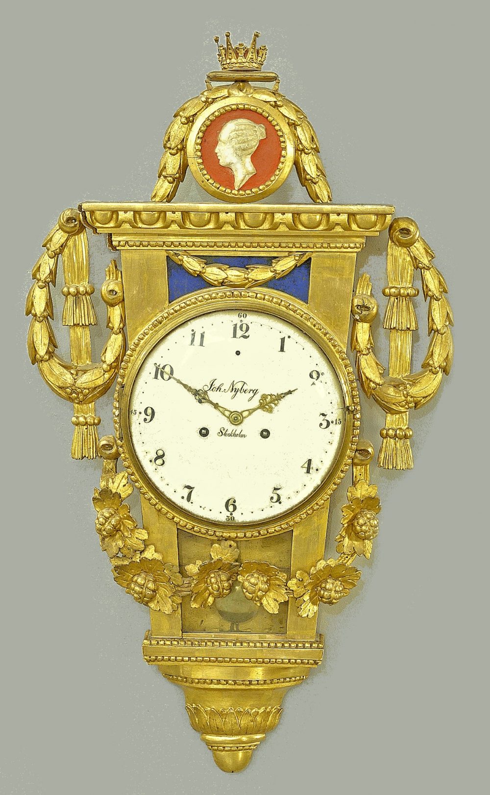 Carteluhr Klassizismus Schweden Ende 18.Jh. mit Portraitmedaillon der Königin Friederike von Schweden (1797-1809) signiert Joh. Nyberg Stockholm