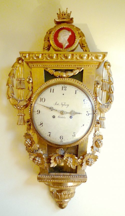 Carteluhr Klassizismus Schweden Ende 18.Jh. mit Portraitmedaillon der Königin Friederike von Schweden (1797-1809) signiert Joh. Nyberg Stockholm