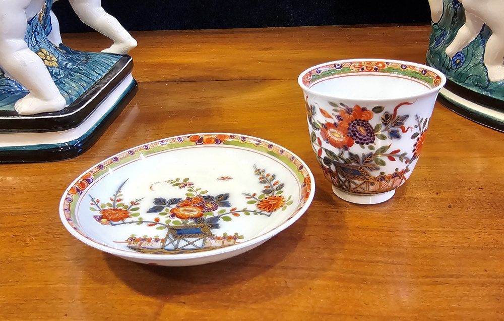 Koppchen Tasse mit Untertasse Tischchenmuster