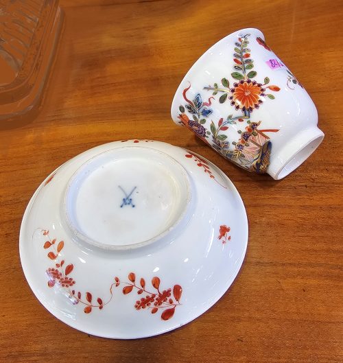 Koppchen Tasse mit Untertasse Tischchenmuster