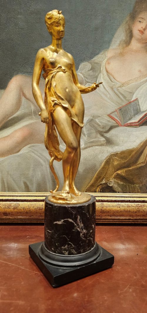 Diana feuervergoldete Bronze auf Marmorsäule Frankreich Empire um 1825