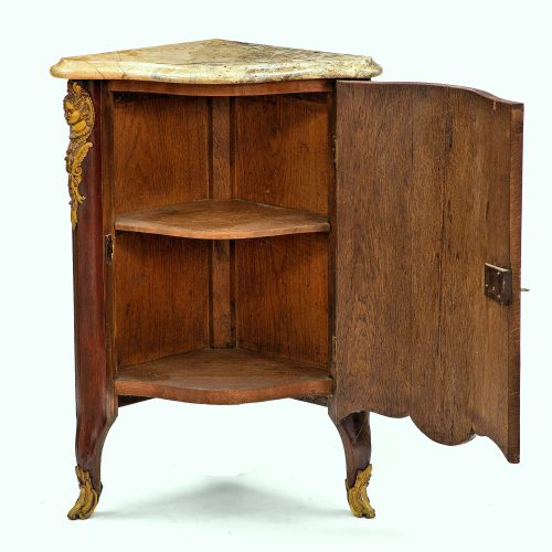 Hochbedeutende Encoignure Rokoko Frankreich Louis XV gestempelt BERNARD und GOUTHIÈRE