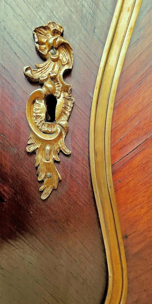 Hochbedeutende Encoignure Rokoko Frankreich Louis XV gestempelt BERNARD und GOUTHIÈRE