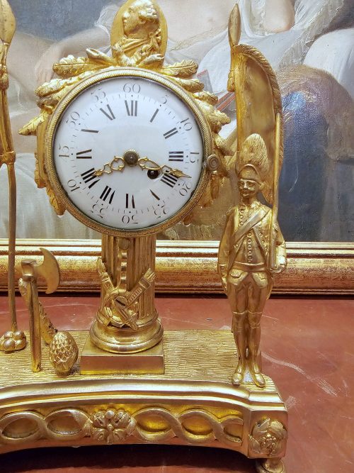 Tischuhr à la gloire de Louis XVI Klassizismus um 1770 Frankreich Pendule Louis XVI signiert Asselin à Rouen