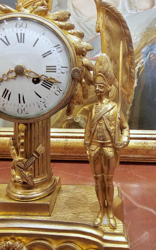 Tischuhr à la gloire de Louis XVI Klassizismus um 1770 Frankreich Pendule Louis XVI signiert Asselin à Rouen