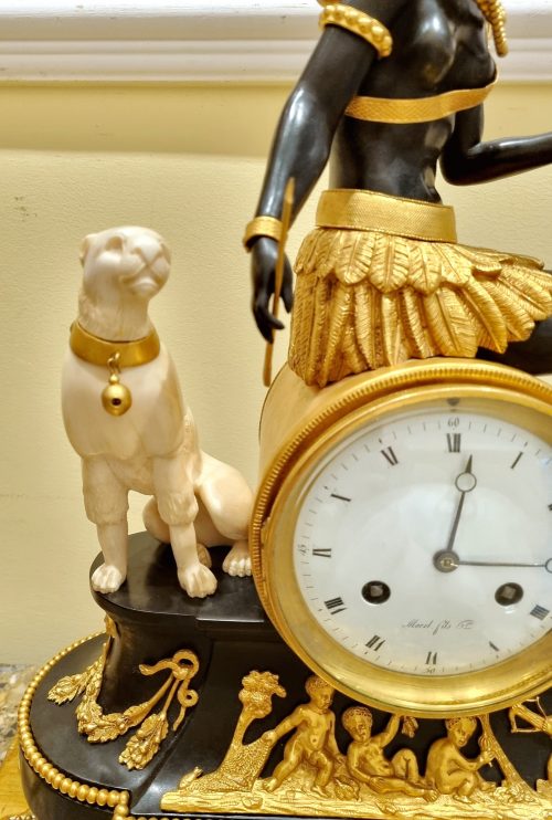 Alternative view of Pendule "L'Afrique" Pendule au Nègre Directoire die Bronzen J.S. DEVERBERIE (Jean-Simon Deverberie, gest. 1824) Paris um 1800 signiert Morel fils Hger