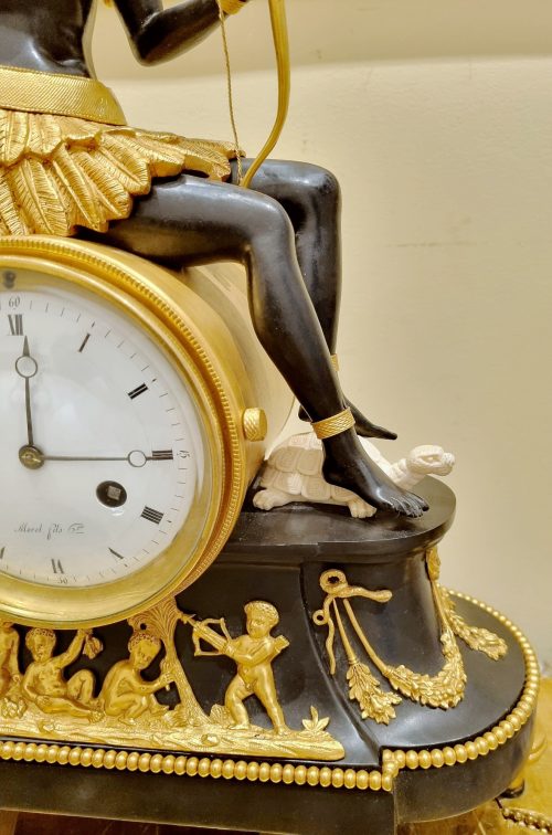 Pendule "L'Afrique" Pendule au Nègre Directoire die Bronzen J.S. DEVERBERIE (Jean-Simon Deverberie, gest. 1824) Paris um 1800 signiert Morel fils Hger