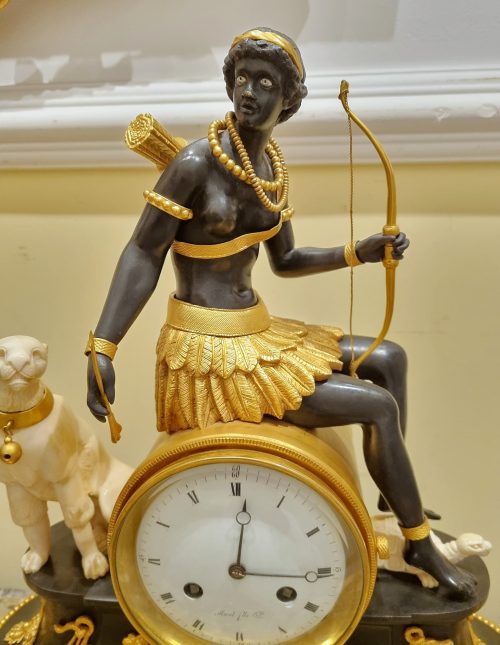 Pendule "L'Afrique" Pendule au Nègre Directoire die Bronzen J.S. DEVERBERIE (Jean-Simon Deverberie, gest. 1824) Paris um 1800 signiert Morel fils Hger