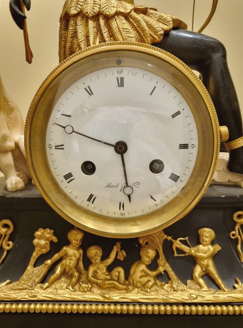 Pendule "L'Afrique" Pendule au Nègre Directoire die Bronzen J.S. DEVERBERIE (Jean-Simon Deverberie, gest. 1824) Paris um 1800 signiert Morel fils Hger