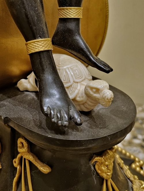 Pendule "L'Afrique" Pendule au Nègre Directoire die Bronzen J.S. DEVERBERIE (Jean-Simon Deverberie, gest. 1824) Paris um 1800 signiert Morel fils Hger