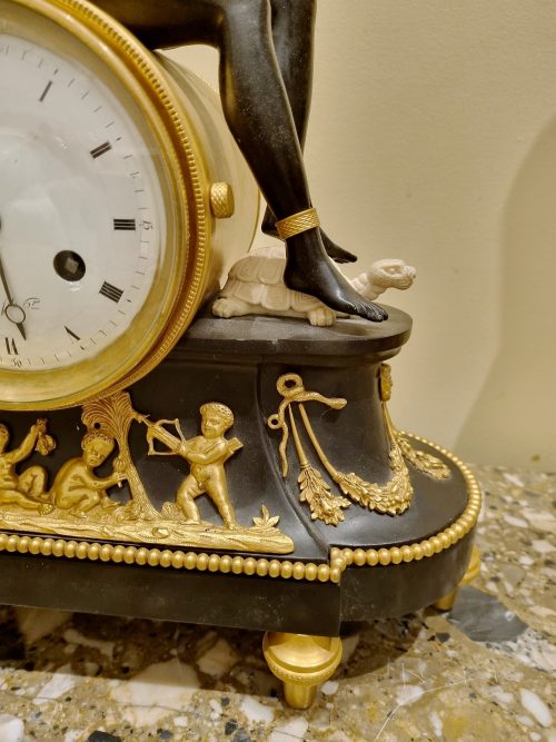 Pendule "L'Afrique" Pendule au Nègre Directoire die Bronzen J.S. DEVERBERIE (Jean-Simon Deverberie, gest. 1824) Paris um 1800 signiert Morel fils Hger