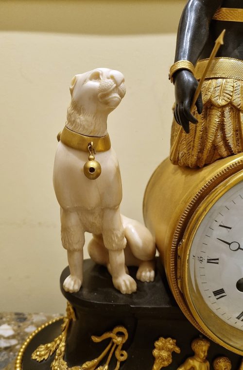 Pendule "L'Afrique" Pendule au Nègre Directoire die Bronzen J.S. DEVERBERIE (Jean-Simon Deverberie, gest. 1824) Paris um 1800 signiert Morel fils Hger