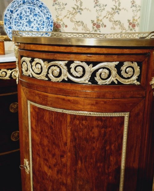 Kommoden Klassizismus Louis XVI Eckhalbschränke Encoignures Frankreich