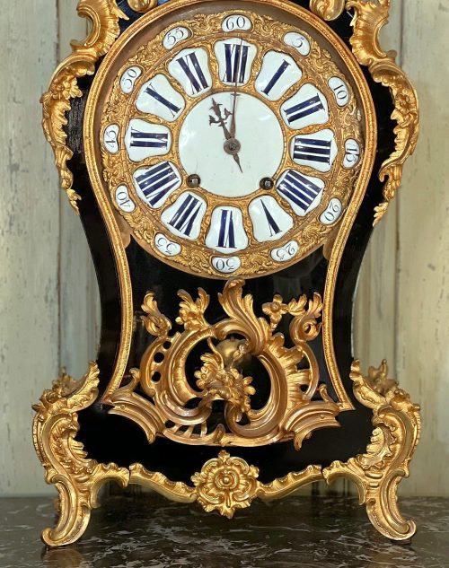 Carteluhr Rokoko Cartel Frankreich Louis XV Schwarzlack um 1750 gestempelt MONTMORENCY unter Herzogskrone - Provenienz: Herzöge von Montmorency