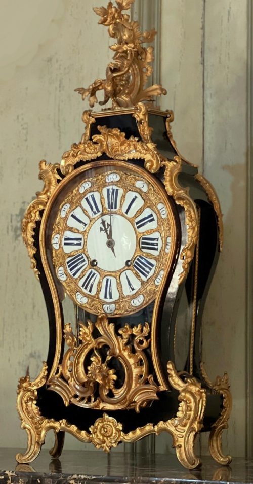 Carteluhr Rokoko Cartel Frankreich Louis XV Schwarzlack um 1750 gestempelt MONTMORENCY unter Herzogskrone - Provenienz: Herzöge von Montmorency