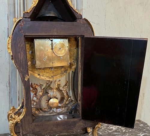 Carteluhr Rokoko Cartel Frankreich Louis XV Schwarzlack um 1750 gestempelt MONTMORENCY unter Herzogskrone - Provenienz: Herzöge von Montmorency