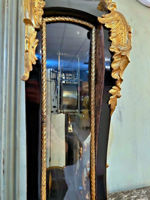 Carteluhr Rokoko Cartel Frankreich Louis XV Schwarzlack um 1750 gestempelt MONTMORENCY unter Herzogskrone - Provenienz: Herzöge von Montmorency