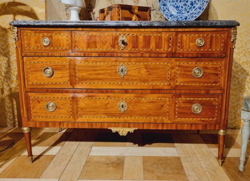 Alternative view of Kommode Klassizismus Frankreich Louis XVI gestempelt VASSOU