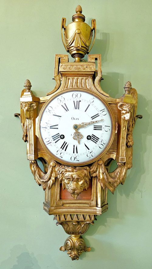 Carteluhr "au vase" Klassizismus Louis XVI der Entwurf von J.C. DELAFOSSE das Zifferblatt sign. OLIN A PARIS