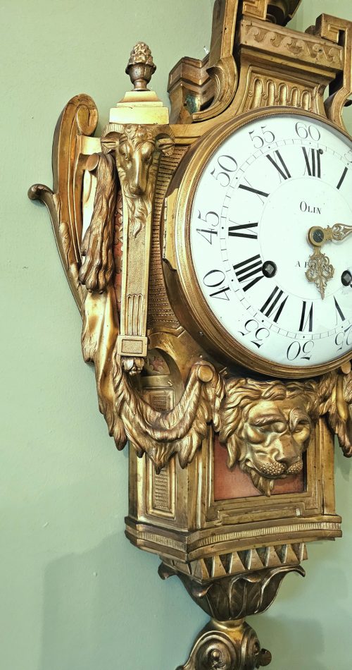 Carteluhr "au vase" Klassizismus Louis XVI der Entwurf von J.C. DELAFOSSE das Zifferblatt sign. OLIN A PARIS