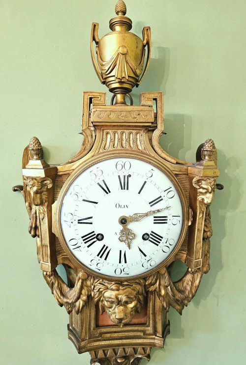 Carteluhr "au vase" Klassizismus Louis XVI der Entwurf von J.C. DELAFOSSE das Zifferblatt sign. OLIN A PARIS