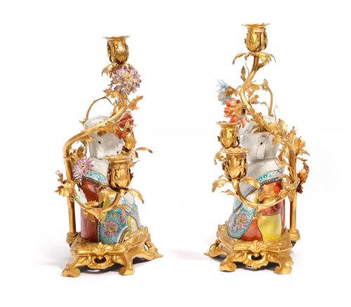 Hochbedeutendes Kerzenständer Paar Rokoko Louis XV um 1750 Buddhas Yongzheng (1723-1735) - die Porzellanblüten Vincennes um 1745