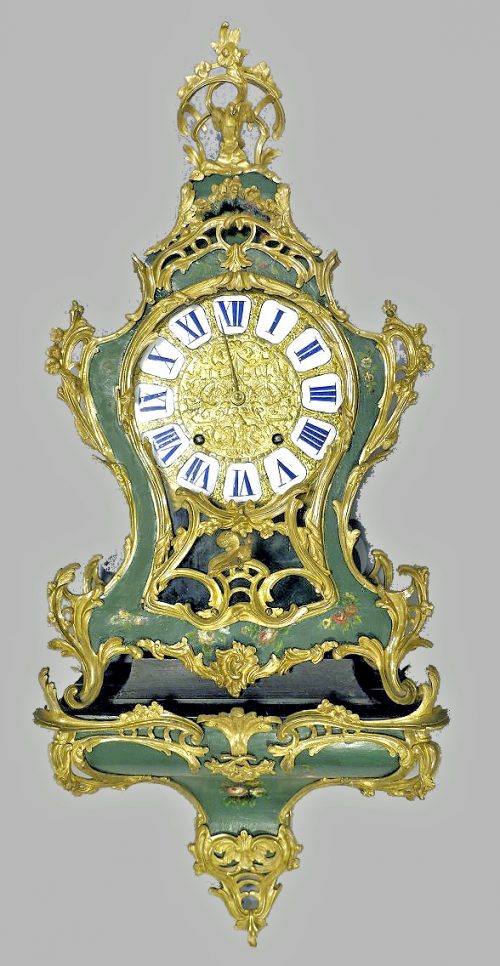 Carteluhr Wanduhr Rokoko Louis XV Frankreich um 1750 Lackmalerei « Vernis Martin » Grüner Fond mir polychromen Blumenbuketts