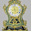 Carteluhr Wanduhr Rokoko Louis XV Frankreich um 1750 Lackmalerei « Vernis Martin » Grüner Fond mir polychromen Blumenbuketts