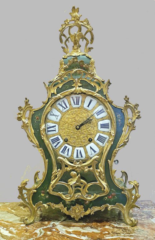 Carteluhr Wanduhr Rokoko Louis XV Frankreich um 1750 Lackmalerei « Vernis Martin » Grüner Fond mir polychromen Blumenbuketts