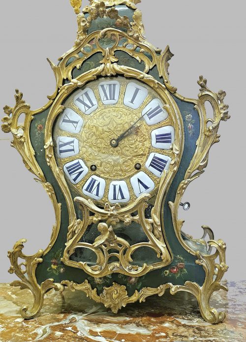 Carteluhr Wanduhr Rokoko Louis XV Frankreich um 1750 Lackmalerei « Vernis Martin » Grüner Fond mir polychromen Blumenbuketts