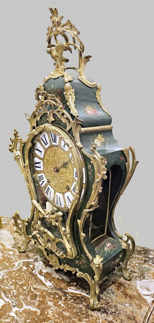 Carteluhr Wanduhr Rokoko Louis XV Frankreich um 1750 Lackmalerei « Vernis Martin » Grüner Fond mir polychromen Blumenbuketts
