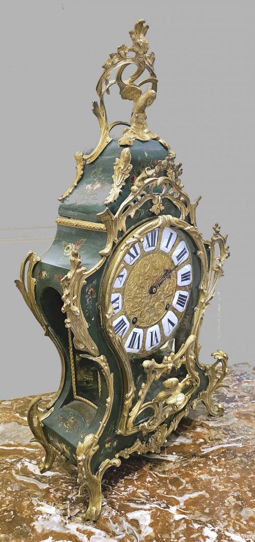 Carteluhr Wanduhr Rokoko Louis XV Frankreich um 1750 Lackmalerei « Vernis Martin » Grüner Fond mir polychromen Blumenbuketts