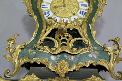 Carteluhr Wanduhr Rokoko Louis XV Frankreich um 1750 Lackmalerei « Vernis Martin » Grüner Fond mir polychromen Blumenbuketts