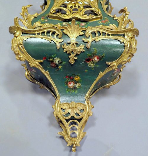 Carteluhr Wanduhr Rokoko Louis XV Frankreich um 1750 Lackmalerei « Vernis Martin » Grüner Fond mir polychromen Blumenbuketts