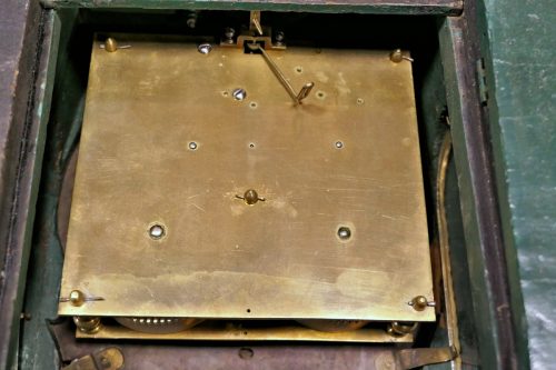 Carteluhr Wanduhr Rokoko Louis XV Frankreich um 1750 Lackmalerei « Vernis Martin » Grüner Fond mir polychromen Blumenbuketts