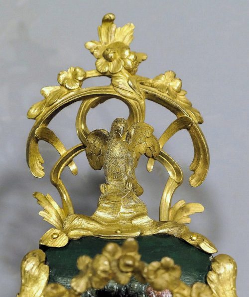 Carteluhr Wanduhr Rokoko Louis XV Frankreich um 1750 Lackmalerei « Vernis Martin » Grüner Fond mir polychromen Blumenbuketts