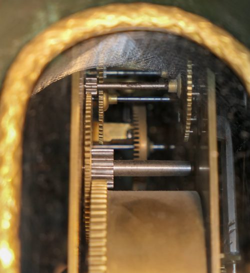 Carteluhr Wanduhr Rokoko Louis XV Frankreich um 1750 Lackmalerei « Vernis Martin » Grüner Fond mir polychromen Blumenbuketts