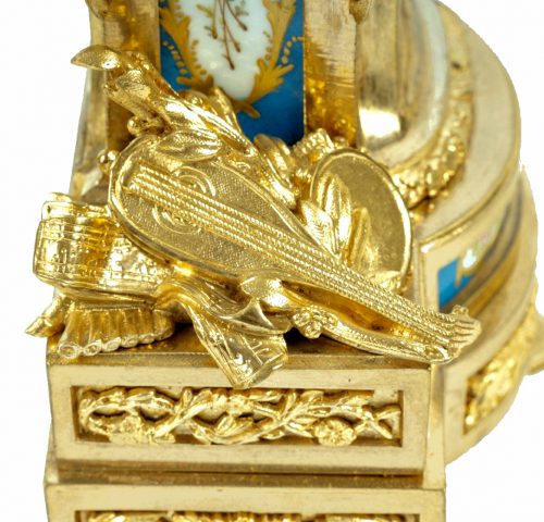 Kaminuhr Klassizismus Pendule Louis XVI Frankreich das Porzellan Sèvres „Bleu Céleste“ um 1790