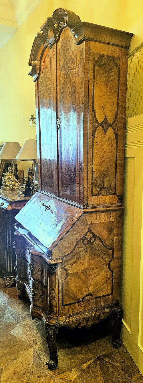 Bedeutender Sekretär Aufsatzschreibschrank Schreibschrank Barock Mainfranken Würzburg Carl Maximilian Mattern Umkreis um 1740 H. 230 cm, Br. 105 cm, T. 55 cm