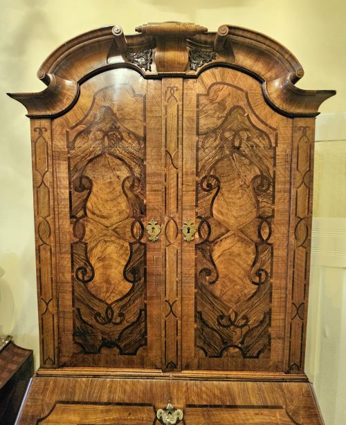 Bedeutender Sekretär Aufsatzschreibschrank Schreibschrank Barock Mainfranken Würzburg Carl Maximilian Mattern Umkreis um 1740 H. 230 cm, Br. 105 cm, T. 55 cm