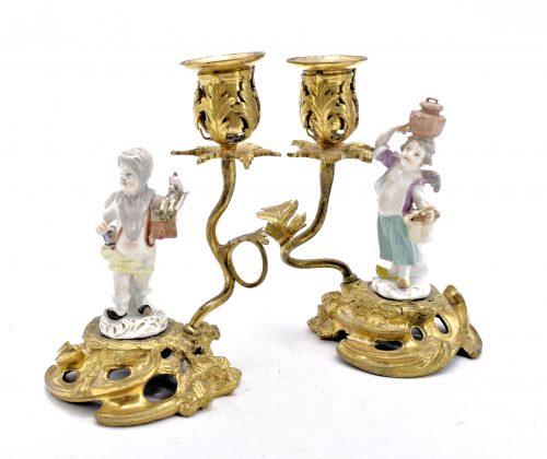 Tischleuchter Kerzenhalter Rokoko Meissen Porzellan Bronzemontierungen Frankreich Louis XV um 1760 Murmeltier-Verkäuferin und Brotverkäufer aus der Serie "Verkleidete Amoretten" von Michel Victor Acier