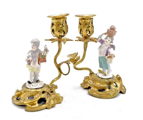 Tischleuchter Kerzenhalter Rokoko Meissen Porzellan Bronzemontierungen Frankreich Louis XV um 1760 Murmeltier-Verkäuferin und Brotverkäufer aus der Serie "Verkleidete Amoretten" von Michel Victor Acier