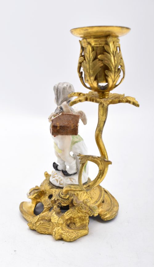 Tischleuchter Kerzenhalter Rokoko Meissen Porzellan Bronzemontierungen Frankreich Louis XV um 1760 Murmeltier-Verkäuferin und Brotverkäufer aus der Serie "Verkleidete Amoretten" von Michel Victor Acier