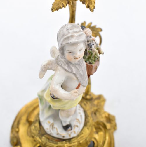 Tischleuchter Kerzenhalter Rokoko Meissen Porzellan Bronzemontierungen Frankreich Louis XV um 1760 Murmeltier-Verkäuferin und Brotverkäufer aus der Serie "Verkleidete Amoretten" von Michel Victor Acier