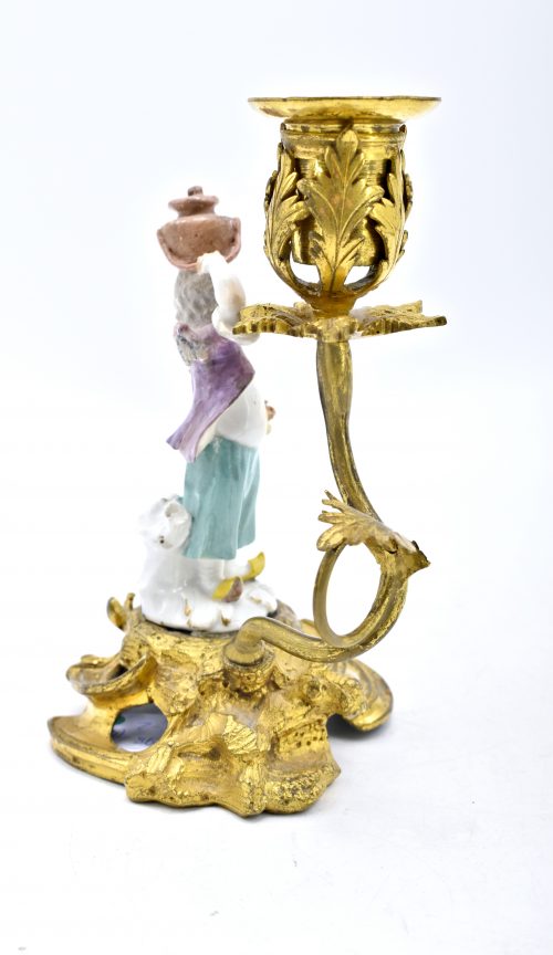 Tischleuchter Kerzenhalter Rokoko Meissen Porzellan Bronzemontierungen Frankreich Louis XV um 1760 Murmeltier-Verkäuferin und Brotverkäufer aus der Serie "Verkleidete Amoretten" von Michel Victor Acier