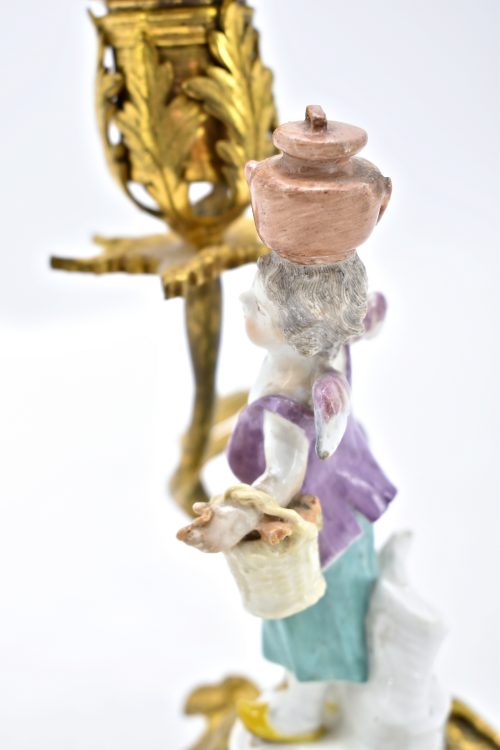 Tischleuchter Kerzenhalter Rokoko Meissen Porzellan Bronzemontierungen Frankreich Louis XV um 1760 Murmeltier-Verkäuferin und Brotverkäufer aus der Serie "Verkleidete Amoretten" von Michel Victor Acier