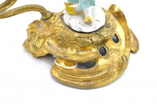Tischleuchter Kerzenhalter Rokoko Meissen Porzellan Bronzemontierungen Frankreich Louis XV um 1760 Murmeltier-Verkäuferin und Brotverkäufer aus der Serie "Verkleidete Amoretten" von Michel Victor Acier