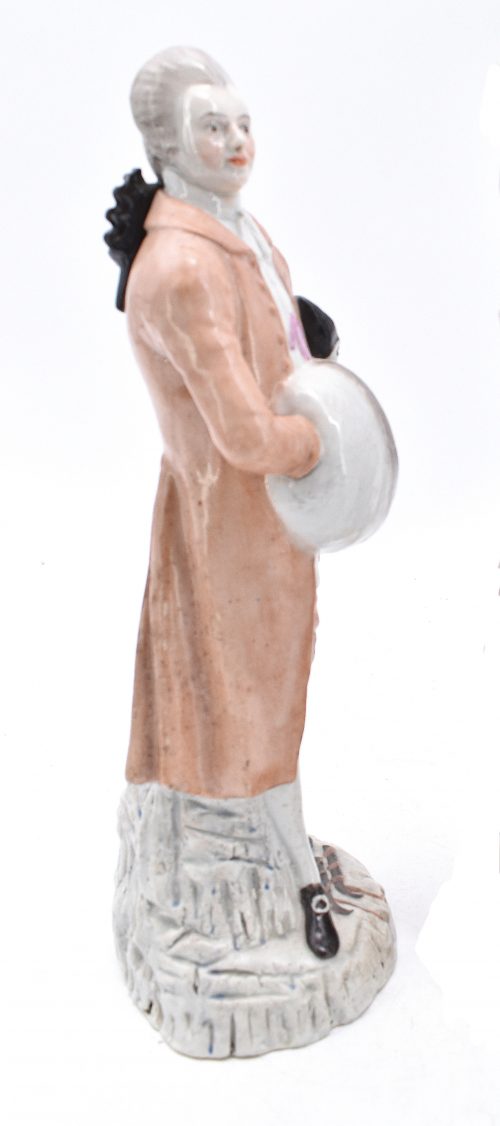 Winter aus einer Serie von Jahreszeitenfiguren Wallendorf Porzellan um 1780 Modelleur Johann Heinrich Haag attr. H. 29,5 cm